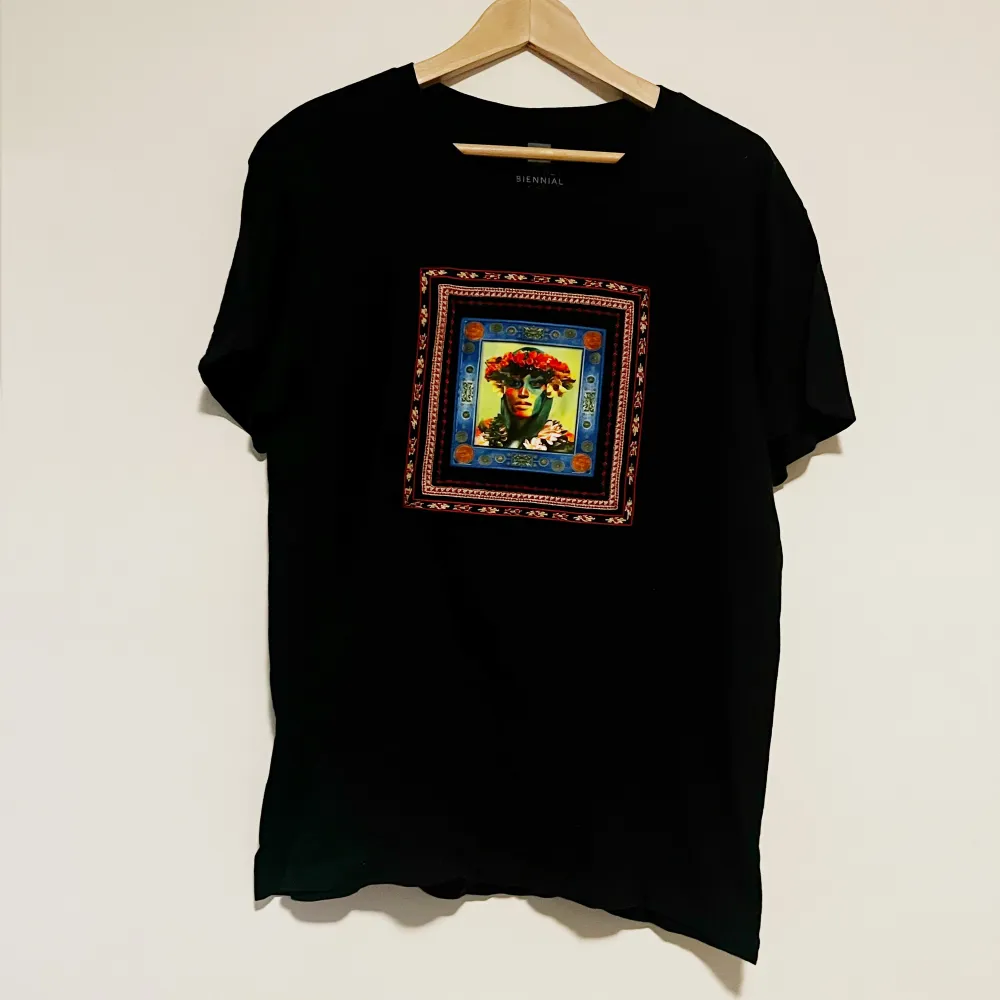 T-shirt från GAP Artist Edition (limited edition), aldrig använd så i nyskick. 100% bomull, slutsåld, går INTE att få tag på längre! Storlek M. T-shirts.