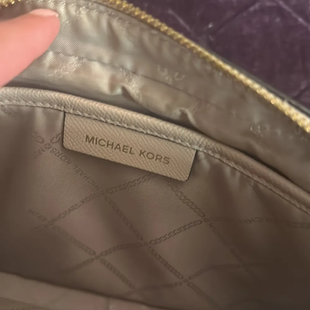 Michael kors väska o jättebra skick, inte använd ofta.. Accessoarer.