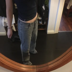 Jeans - Snygga grå jeans med pärldetaljer på fickorna. Raka. S- M beroende på önskad passform.