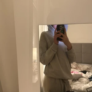 Nike set  - En fin nike set för 700kr 🤎 pris kan diskuteras!  Nypris va ca över 1200kr.  Färgen är i blandning av beige och grå.  Den passar mig bra som är 171cm i storlek S.     Välj helst Instabox för snabbare leverans ❤️