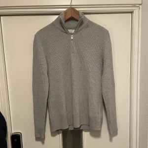 Halv zip - Säljer en helt ny stickad grå halv zip från Jack & Jones. Inga defekter, skick 10/10. Tröjan är i strl medium. 