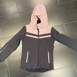 Skidjacka - Skidjacka från Everest i storlek 158/164. Vind och vattentät (20000mm). Snölås, liftkortsficka mm  Nyskick, säljes då den inte längre passar