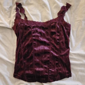 Festlig Topp med paljetter - festlig topp från kappahl i storlek M