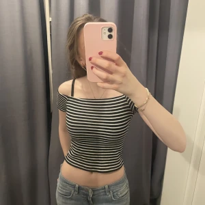 Randig off shoulder tröja - Jättefin randig off shoulder tröja i bra skick då den är använd fåtal gånger