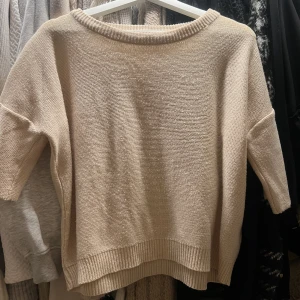 Stickad t shirt - Så fin stickad t shirt! Skriv för fler bilder 🥰🌸