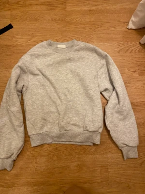 Tjock tröja  - Tröjan har foder på insidan och är varm. Den är i helt nytt skick använd en gång. Kan skicka bilder med tröjan på. 