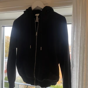 Zip hoodie - Svart zip hoodie. Köpt på Hm, sparsamt använd! Storlek S🌸