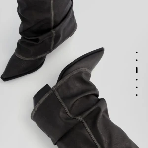 Boots  - strl 41, men passar mig som har 40! bara använda en gång 🥂🥂köpta för 69€ vilket motsvarar ca 815kr. Obs: är i Tyskland tills 20 nov, köp nu med dyrare frakt eller vänta tills jag kommer till Sverige!! 🤎🤎