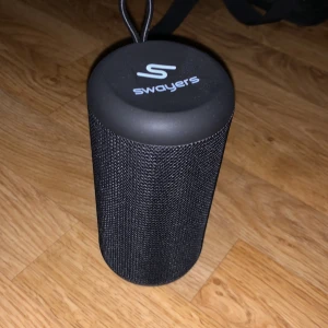 Swayers högtalare  - Tjo tjo, säljer en swayers högtalare som jag inte har till användning, man får boxen och laddaren till den. Original pris ligger på 500kr, säljer för 299kr. Skriv för fler frågor‼️