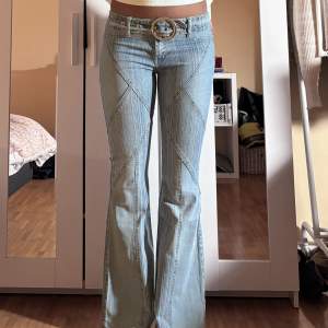 Unika vintage jeans med bältdetalj! Så snygga 🤟🏾Innerbenslängden är 82 cm och midjemåttet är 78 cm ☺️Materialet är lite stretchigt av sig!