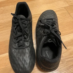Fotbollsskor Nike strl 42 1/2 - Använd skick