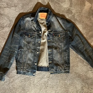 Jeansjacka Levis  - Assnygg Levis jeansjacka köpt i våras. Är tyvärr lite för liten på mig! Storleken är L men passar någonstans mellan L och M