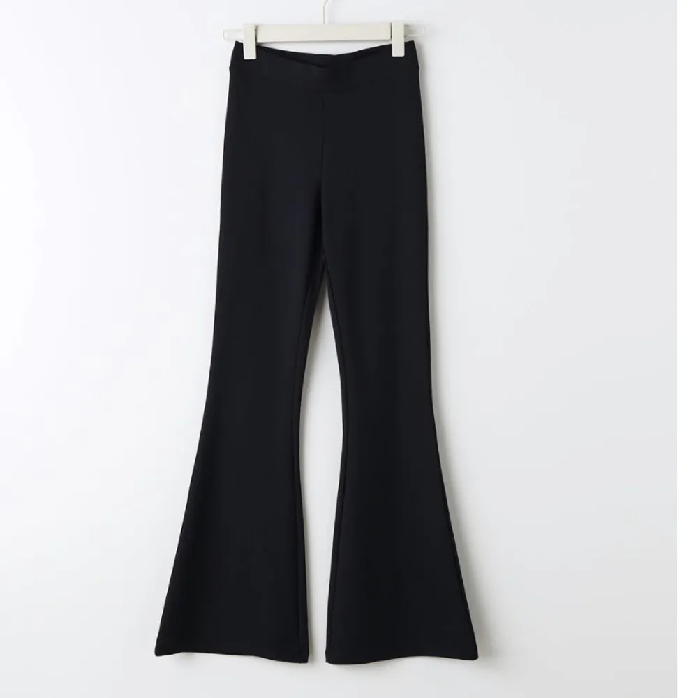 Skitsnygga utsvängda ”leggings”. Använda nån enstaka gång, säljes pågrund av att dom är för långa på mig😞  Nypris 249 :- Säljer för 180:-. Jeans & Byxor.