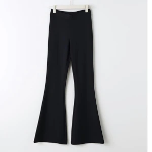 Ginatricot flare Jersey trousers - Skitsnygga utsvängda ”leggings”. Använda nån enstaka gång, säljes pågrund av att dom är för långa på mig😞  Nypris 249 :- Säljer för 180:-