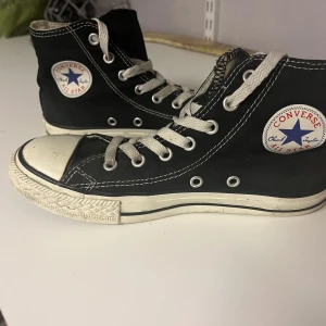 Converse - Säljer  mina super fina svarta converse, strl 35