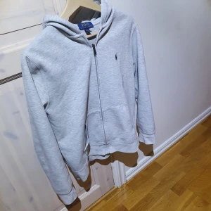 Ralph Lauren Ziphooide - Tja säljer nu denna feta ralph lauren ziphoodien för bra pris. Skicket är 6/10 då den har en liten defekt längs ner bakifrån därav priset. Hör av dig för minsta fundering!