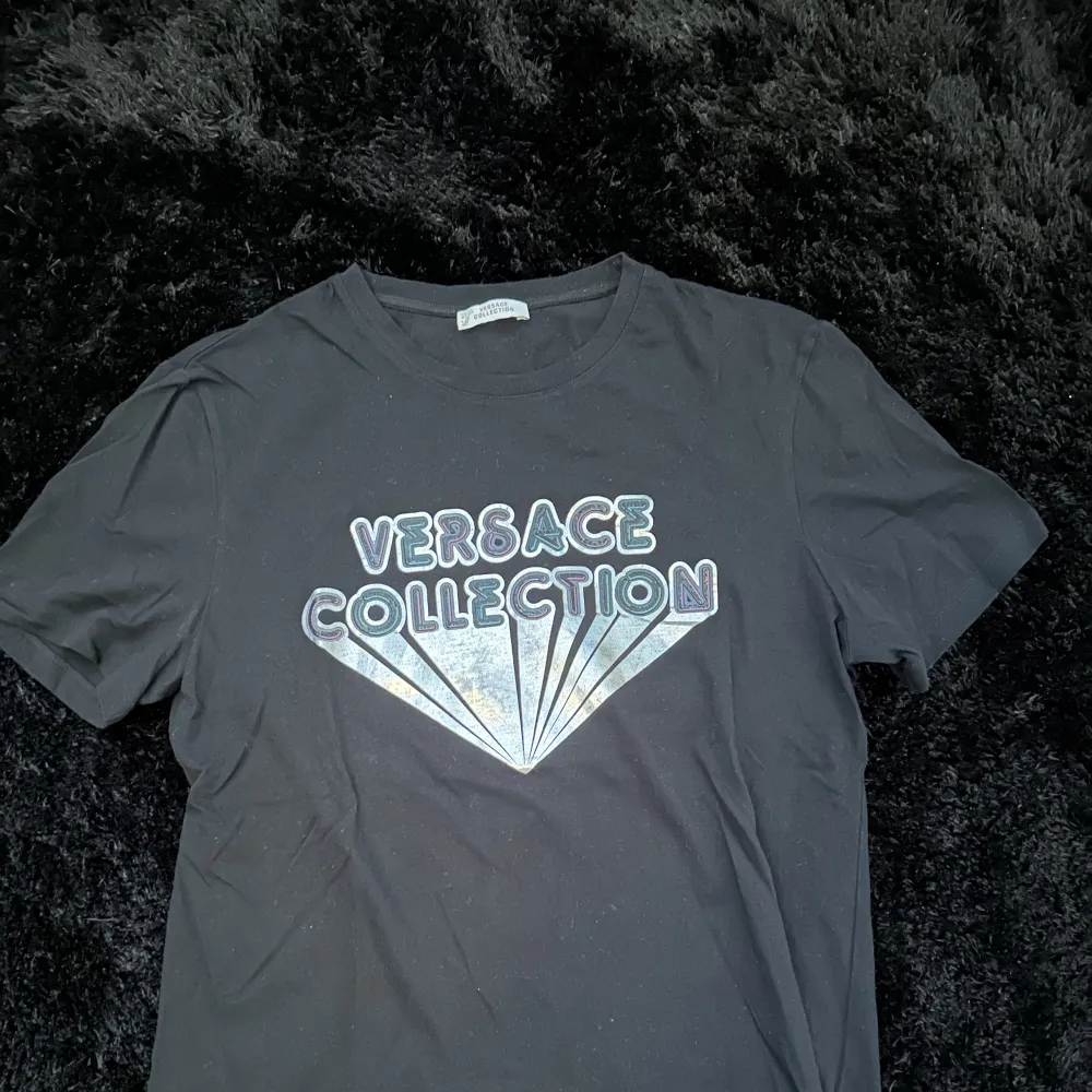 Versace t-shirt (hel äkta). Säljer den för 600. Top kvalité och knappt använd. Storlek M men passar även S.. T-shirts.