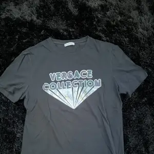 Versace t-shirt (hel äkta). Säljer den för 600. Top kvalité och knappt använd. Storlek M men passar även S.