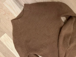 Stickad tröja  - Stickad tröja ifrån Zara. Använd 1 gång. 