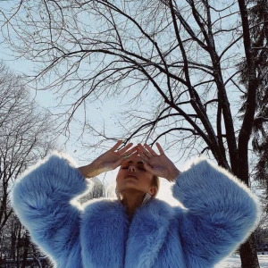 blå fuskjacka  - Asgo trendig pälsjacka nu till vintern. från weekday, modell Felice. stl L men sitter mer som en, något overzized, S !! nypris ligger på ca 1100, säljs för 379 🐠 