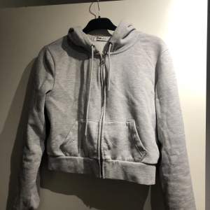 Fin croppad hoodie från new yorker som inte kommer till använding