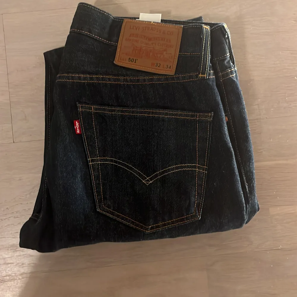 Skit snygga jeans i den ikoniska  501 modellen säljes p.g.a fel storlek och bortdragna lappar så kunde inte returnera den. Köpt på Levis butik i Mall of Scandinavia, därmed finns kvitto. Köptes för 1100, mitt pris 699. Pris kan diskuteras vid snabb affär!. Jeans & Byxor.