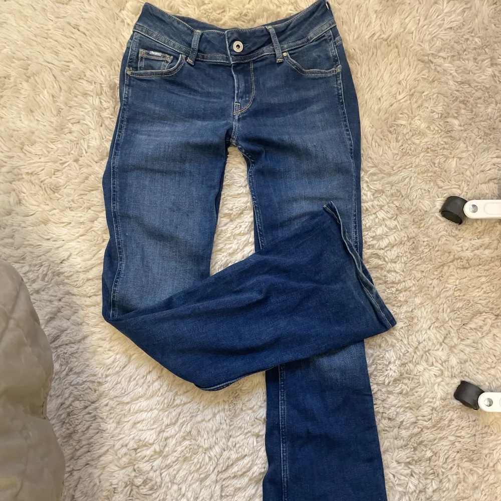 blåa lågmidjade bootcut jeans, i typ nyskick🙏🏽 Jag är 1,70!  Midjemåttet: 34cm  Innebenslängden: 78cm . Jeans & Byxor.