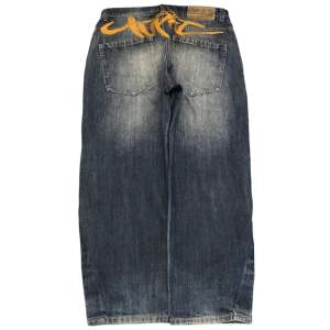 Vintage baggy jeans från Tupacs märke Makaveli. Storlek 38x32. Använd gärna köp nu!