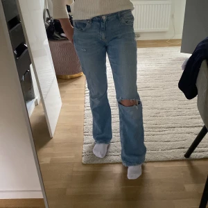 Jeans - Säljer ett par skit snygga jeans från en gammal kollektionen från gina! Köpte de på plick men de var tyvärr lite för stora! ❤️pris kan alltid diskuteras