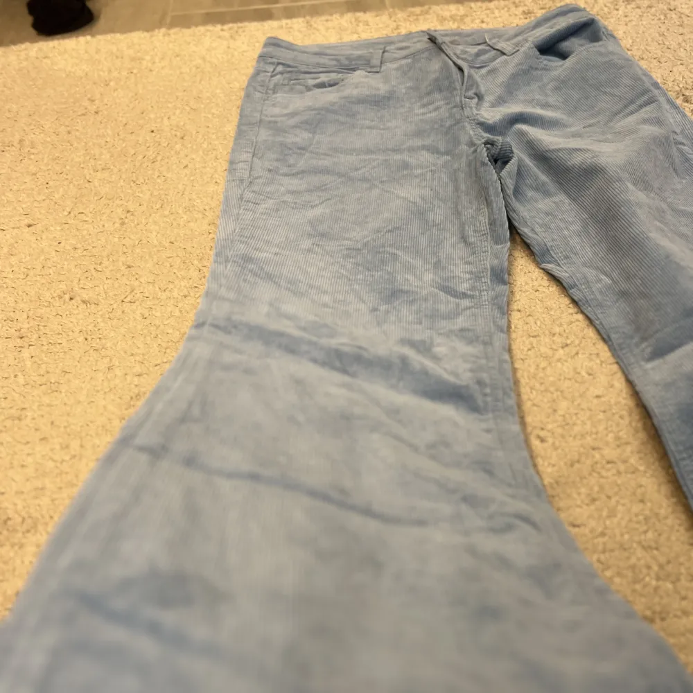 Blåa jeans som är lowrise och sitter bra på kroppen Storlek EUR 42. Jeans & Byxor.