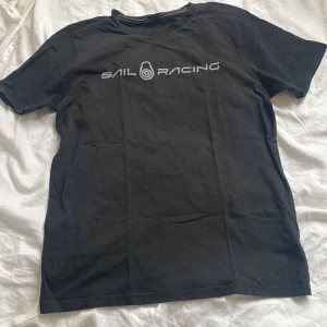 Sail racing t-shirt 🖤  - Andvänd men i fint skick🖤 Snygg och basic. 400kr original pris, priset kan diskuteras 💕