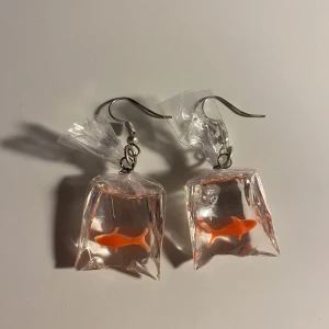 Örhängen till salu!  - Säljer dessa örhängen från kawaii shop💕Knappt använda, så i fint skick! frakt tillkommer :)