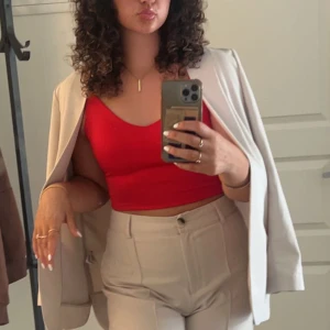 New Yorker Röd topp - En jättefin v ringad röd topp så sitter bra på kroppen och funkar till allt Storlek M