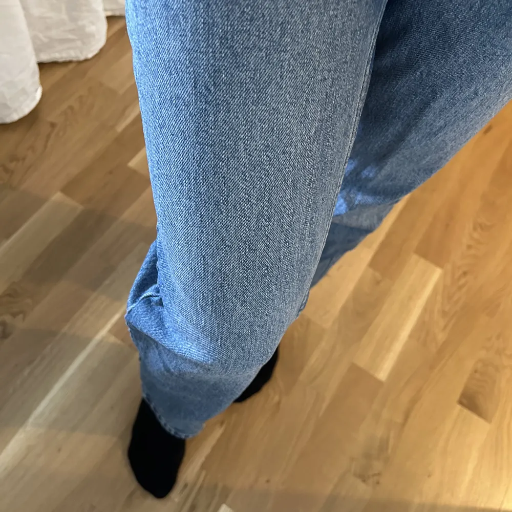 Raka jeans i en fin blå färg . Jeans & Byxor.