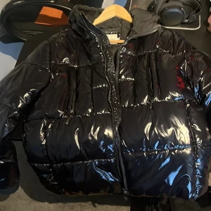 Calvin Klein Jeans Jack - Säljer min Calvin Klein Jeans Jack som har hängt i gaderobern ett tag inte så använd. Köpte den på Zalando för två år sen ish för 3 lakan. Ett bättre alternativ om man inte vill köpa en moncler maya. Hör av er vid intresse 