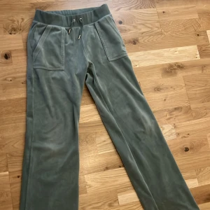 Juicy couture - Dom är i storlek XS och är lite slitna på botten av byxorna 