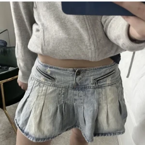 jeans kjol - Jeanskjol som jag köpte här på plick, däremot är den för stor för mig så båda bilderna är lånade!! Midjemått: 38cm rakt över, 76cm runt hela. Eftersom det är jeans tyg så är kjolen väldigt formbar!!