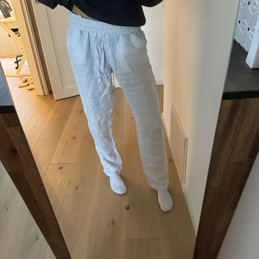 Linnebyxor/pyjamasbyxor som är vita/randiga från H&M. Bra skick. Storlek S. Jeans & Byxor.