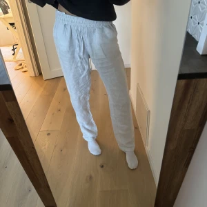 Linnebyxor - Linnebyxor/pyjamasbyxor som är vita/randiga från H&M. Bra skick. Storlek S