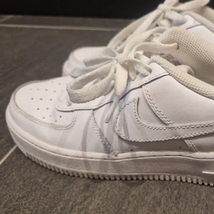 Nike Air Force 1, Low stl 38,5 - Nike Air Force 1, Low stl 38,5  Använda fåtal gånger. Som nya.  Inköpta på JD sport.