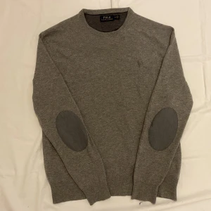 Merino Ralph lauren - 100% merino ull. Ralph lauren. Påsydda armbågsskydd som hindrar skada mot merinoullen. 