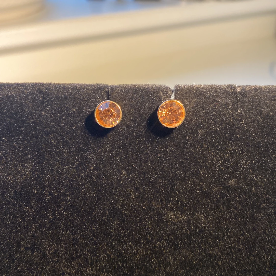 Ijus orangea örhängen 👌