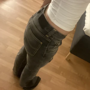 Lee Jeans - Säljer dessa jeansen köpta här på Plick. Tyvärr så var dom alldeles för långa och för små på mig, jag har vanligtvis strlk w28 dessa jeans var 29 men skulle säga att dom är mindre då dom är för små på mig. 