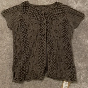 Kofta - Söt kortärmad kofta från sellpy