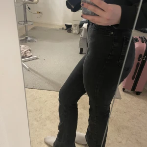 Bootcut byxor - Säljer dessa highwaist bootcut byxorna då dom är för korta och kommer ej till användning, jag är 167 och dom är för korta för mig. Det är storleken 36 regular och är från cubus. 