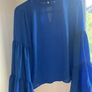 Knappt använd jättefin blå blus!! Kan tänka mig att sälja billigare vid snabb affär.💙
