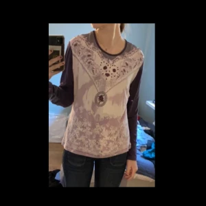 Lila tröja  - En jätte fin lila tröja med mönster som olika pärlor och paljetter men som tyvärr inte längre är min stil. Står storlek L- XL men sitter på mig som M