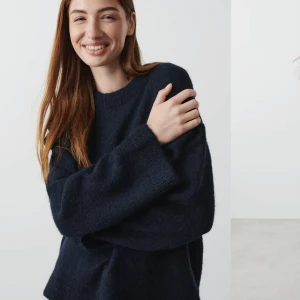 Stickad tröja - Helt slut stickad tröja från ginatricot! Den trendiga crew neck knitted sweater i marinblå! Den är nästintill oanvänd, har bara haft den två tre gånger så den är i nyskick❤️