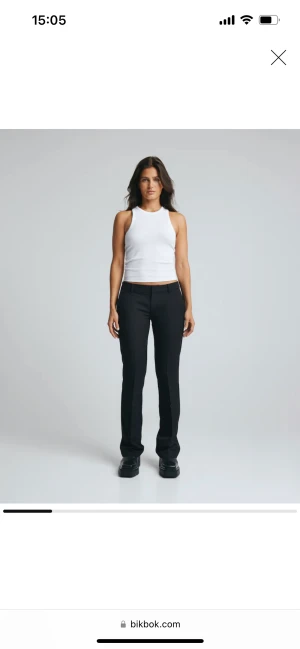 Bikbok kostymbyxor  - Jätte snygga lågmidjade kostymbyxor från bikbok i modellen Vera ! Jätte bra skick!💞
