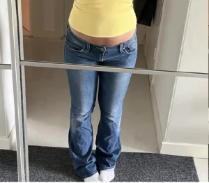 Bootcut jeans  - Super fina bootcut jeans med fina detaljer på bakfickorna💕 Köpta här på Plick men i väldigt bra skick💕Säljer då de inte passar i storleken